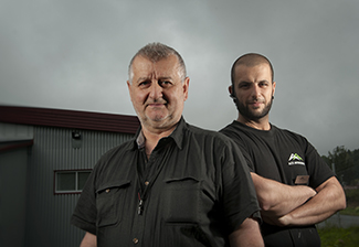 2016 08 19 Husqvarna Alex Marinopolous på Alex Autoservice samarbetar inte längre med Mekonomen. Med sonen Georg. Foto: Anna Rehnberg